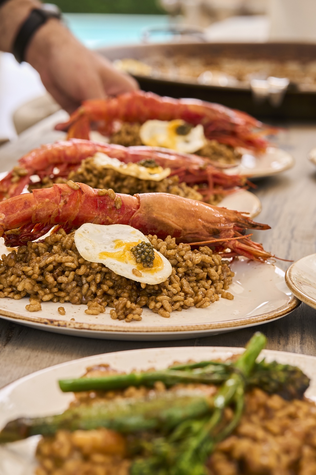Arroz de autor con carabinero, huevo y caviar servido por Joselu Cook