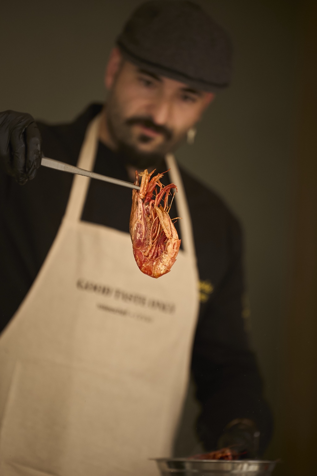 Joselu Cook trabajando con producto durante un evento privado